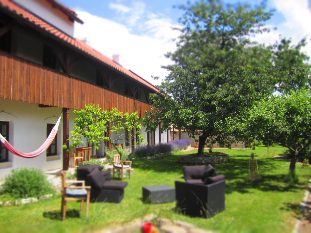 Hotel Holubnik Statecnych Zen Kralovych Luže Exterior foto